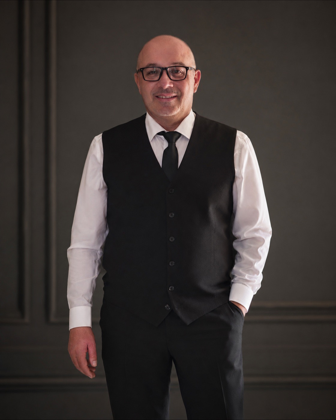 Giuseppe Sambataro, fondatore e autista, in gilet e cravatta