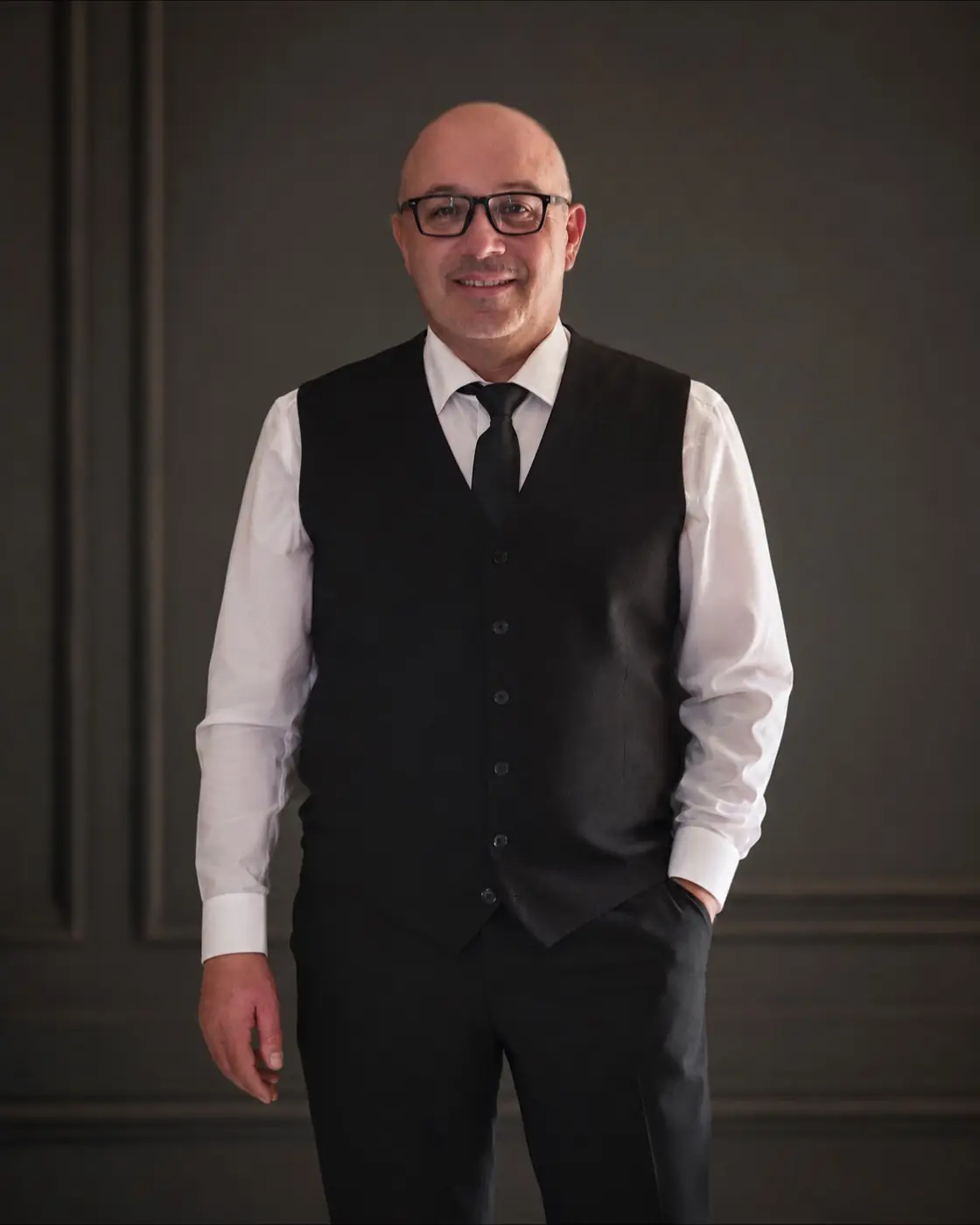 Giuseppe Sambataro, fondatore e autista, in gilet e cravatta