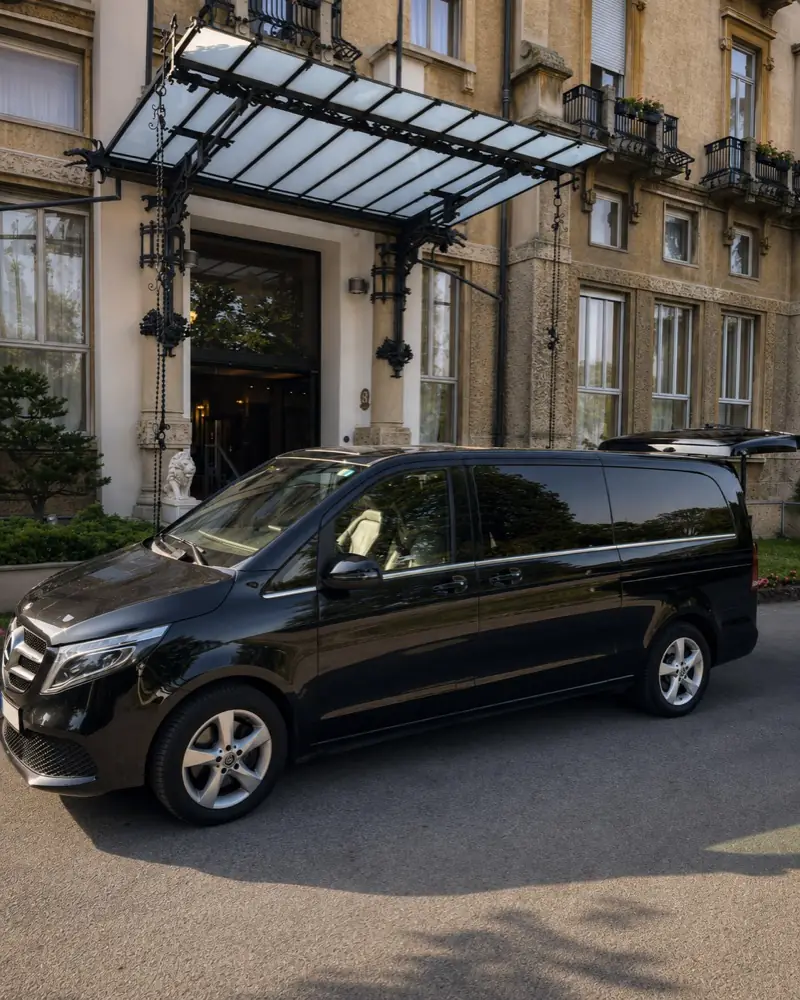 Van Mercedes Classe V nero sotto la pensilina di una villa storica